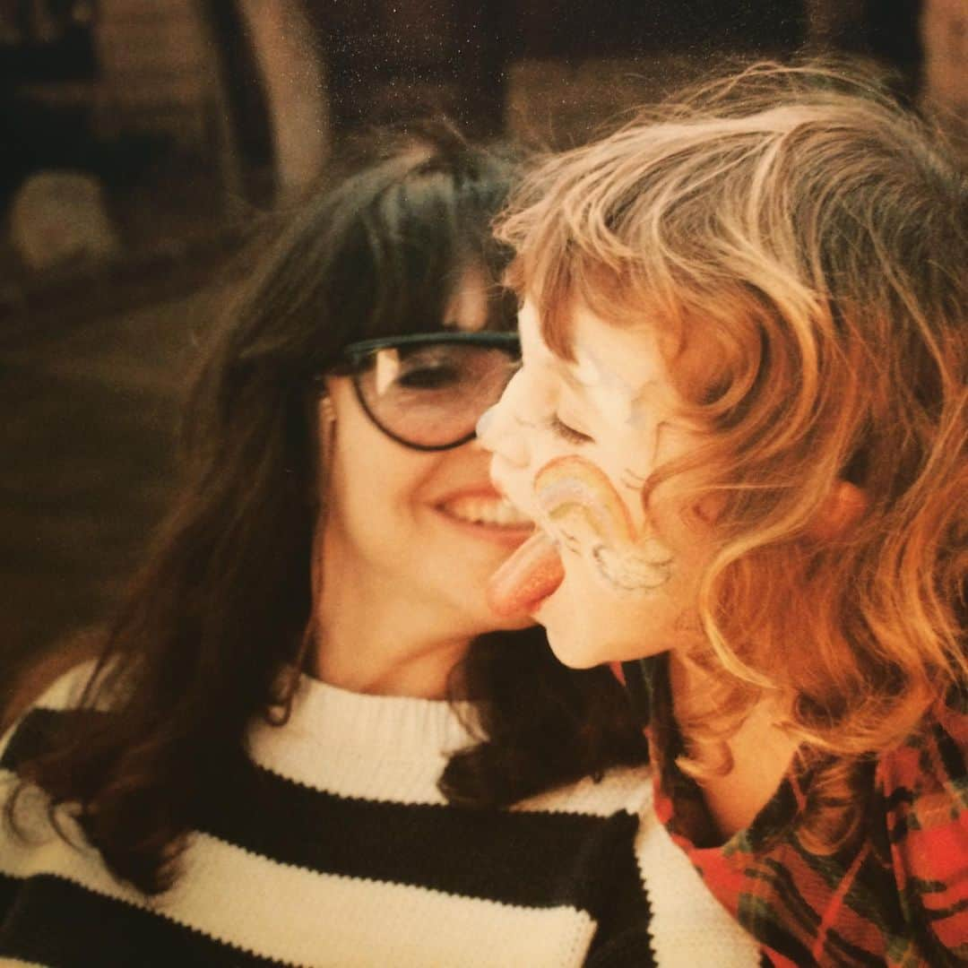 サーシャ・コーエンさんのインスタグラム写真 - (サーシャ・コーエンInstagram)「Happy Mother’s Day to one of the most incredible women in the world. I cherish our relationship and how it continues to evolve over the years. Most of all, I’m thankful for the example you set through your words and actions - You taught me a woman can do and be anything, her role is everywhere, she is not to be stifled or silenced, and to know and fight for her rights. 🙏🏻」5月13日 4時08分 - sashacohennyc