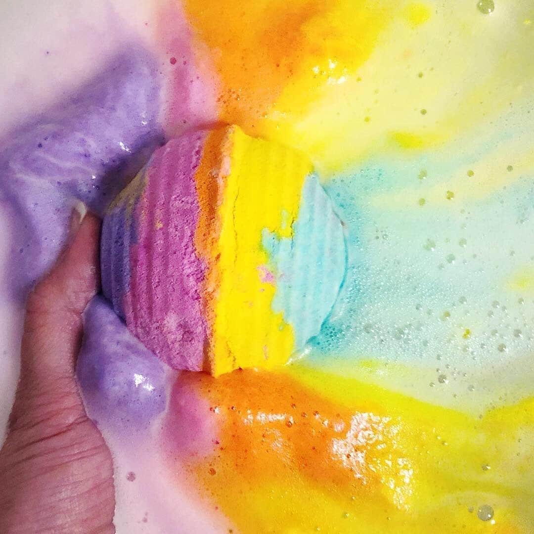 LUSH Cosmeticsさんのインスタグラム写真 - (LUSH CosmeticsInstagram)「For the grooviest soak, there's Groovy Kind Of Love. Rosewood, Bergamot and ylang ylang create a far out scent, while all of those colors make this one of our most popular bath bombs. / 📷: @thelushlushee」5月13日 4時10分 - lushcosmetics