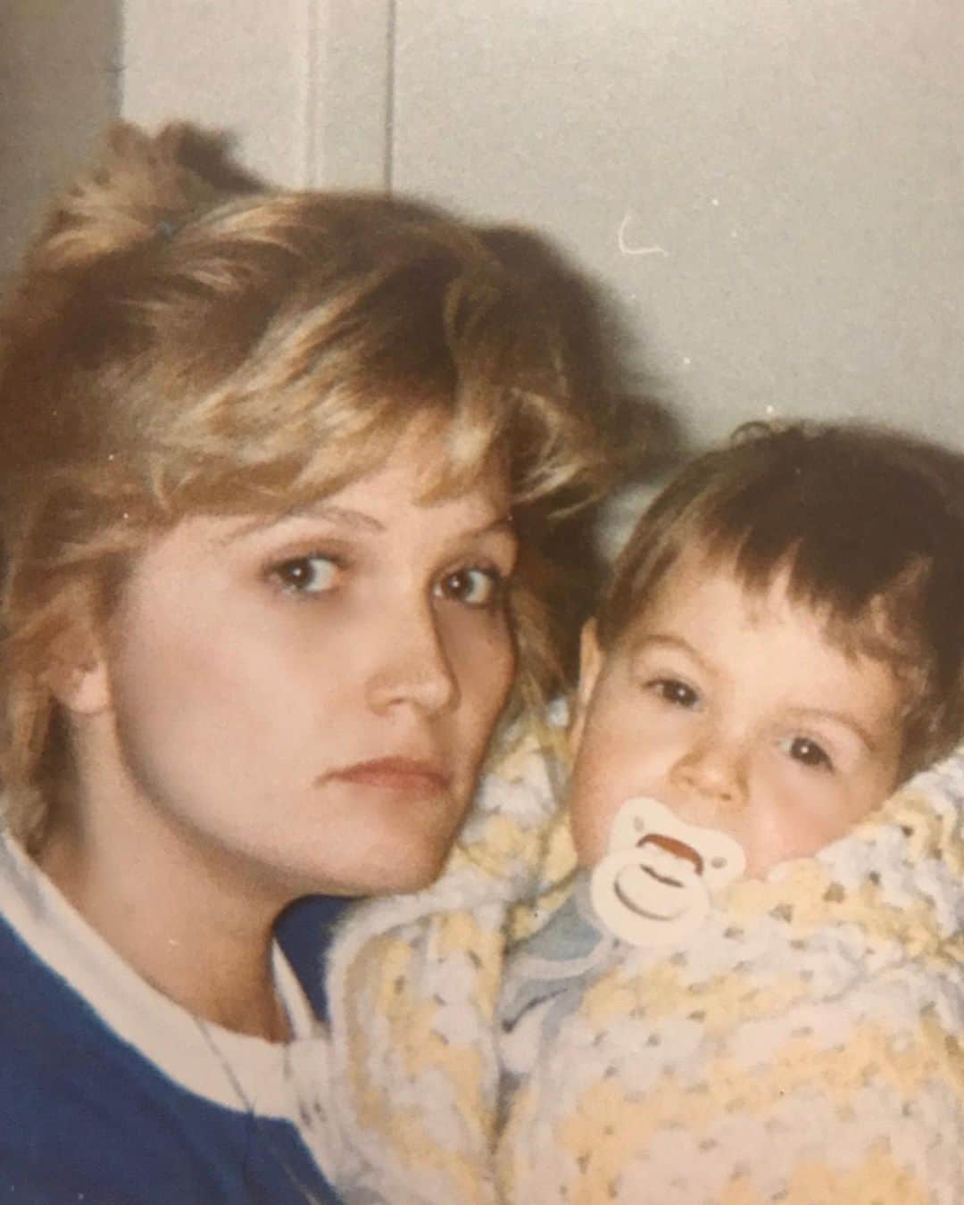 ニック・ベイトマンのインスタグラム：「All that I am, or hope to be, I owe to my beautiful amazing batshit crazy mom. 🌹 Happy Mother’s Day」