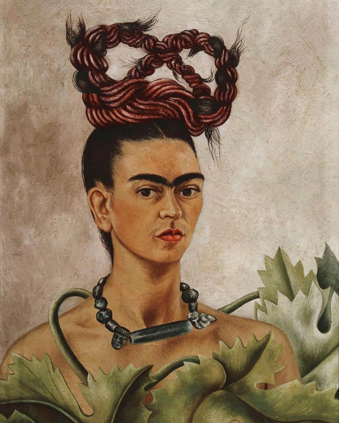 ブルックリン美術館さんのインスタグラム写真 - (ブルックリン美術館Instagram)「Like Frida Kahlo’s wardrobe, her characteristic braided and beribboned hairstyle was adopted from Tehuana culture. An element of her crafted persona, Kahlo’s hair was a site of self-transformation, a component of her self-presentation, and a subject in her art. This was painted shortly after she cut her hair in the wake of her divorce from Diego Rivera—the newly shorn strands escape haphazardly from the ribbon. As Frida Kahlo: Appearances Can Be Deceiving comes to a close, this work is a subtle but potent reminder of the multifaceted ways in which Kahlo’s life experiences visibly informed her identity, appearance, and artwork, as well as her public perception. Thank you to the thousands of visitors who came to experience this exhibition and we hope you have walked away with a better understanding of this iconic artist.⠀⠀ ⠀⠀ El característico peinado de trenzas con lazo de Frida Kahlo, al igual que su vestuario, fue adoptado de la cultura Tehuana. El cabello de Kahlo fue un espacio de auto transformación, un componente de auto presentación y un tema en su arte. Esta pieza fue pintada poco después de que se cortara el cabello a raíz de su divorcio con Diego Rivera—las mechas recién cortadas se escapan azarosamente del listón. A medida que #FridaKahloBKM se acerca a su final, este trabajo es un sutil pero potente recordatorio de las formas multifacéticas en las que las experiencias de vida de Kahlo influenciaron su identidad, apariencia y arte, así como su percepción pública. Agradecemos a los miles de visitantes que vinieron a experimentar esta exposición y esperamos que haya ampliado su conocimiento de esta icónica artista.⠀⠀ ⠀⠀ Frida Kahlo (Mexican, 1907–1954). Self-Portrait with Braid, 1941. Oil on hardboard. The Jacques and Natasha Gelman Collection of 20th Century Mexican Art and the Vergel Foundation. © 2019. Banco de México Diego Rivera Frida Kahlo Museums Trust, Mexico, D.F. / Artists Rights Society (ARS), New York」5月13日 4時18分 - brooklynmuseum