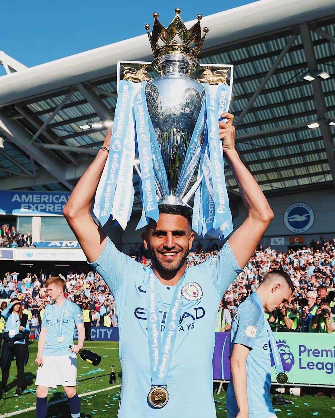 リヤド・マフレズのインスタグラム：「Incredible feeling to lift it again 🏆🏆😍 @premierleague」