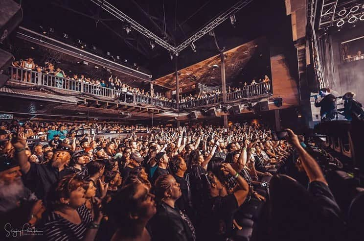 Shinedownさんのインスタグラム写真 - (ShinedownInstagram)「Myrtle Beach... Wow just wow... What a fun two nights we had with ya. We’re having a blast changing up the set list each night! Next up Nashville @theryman. Cooking up something special for you 🤘 . . 📷 @sanjayparikhphoto #shinedown #eveningwithshinedown #attnattnworldtour #hobmyrtlebeach」5月13日 4時27分 - shinedown