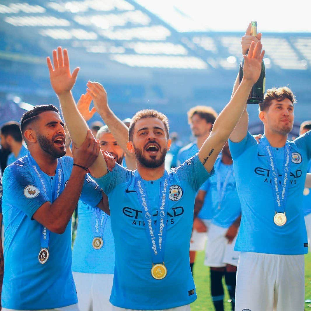 マンチェスター・シティFCさんのインスタグラム写真 - (マンチェスター・シティFCInstagram)「So nice, we won it twice 🏆🏆 #mancity」5月13日 4時32分 - mancity