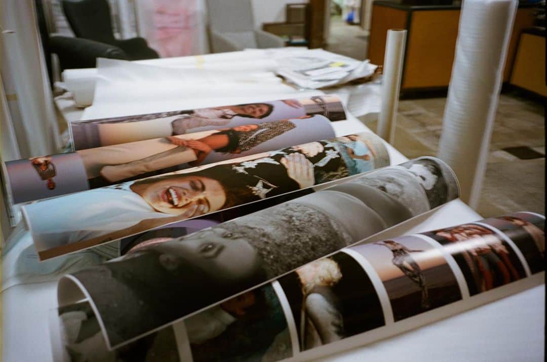サラ・エレンさんのインスタグラム写真 - (サラ・エレンInstagram)「Late hours in the studio finalising prints for my exhibition 🎞 @sarahellen.jpg」5月12日 19時37分 - sarahellen