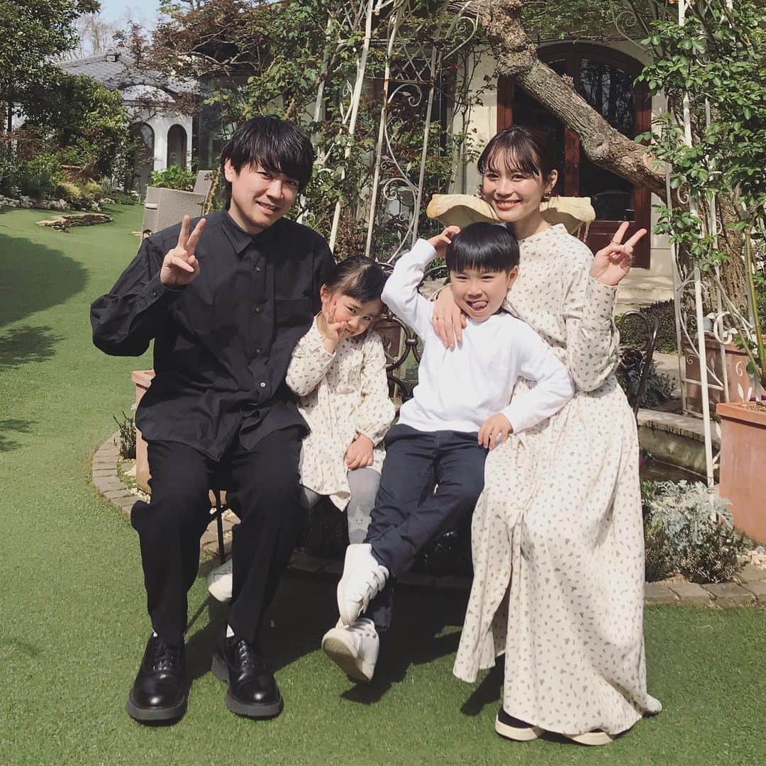 野口和弘のインスタグラム：「今日は母の日。 もちろん実家のオカンにも感謝しつつ、けどやっぱりうちの母である奥さんにはいつも頭が上がりません。 2人の子供を仕事をしながら育てあげてる姿はほんと神です。 これからもたくさん苦労をかけると思うけど末永くよろしくね！！ いつもありがとう！！ #母の日」