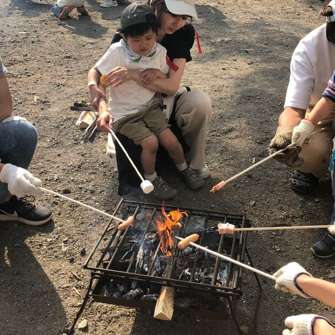 宇佐美彩さんのインスタグラム写真 - (宇佐美彩Instagram)「マンモスハローキャンプ🚩いろんなワークショップ参加できて今年も楽しかった⛺️ってあなたエリックさんに寄りすぎじゃ……？ . . #mammothhellocamp #マンモスハローキャンプ #djみそしるとmcごはん #おみそはん #ごちそんぐdj #エリックジェイコブセン #えいごであそぼ #キャンプ #焚き火 #thenorthfacekids #木村石鹸 #ships #ワークショップ」5月12日 19時40分 - o0oayankeyo0o