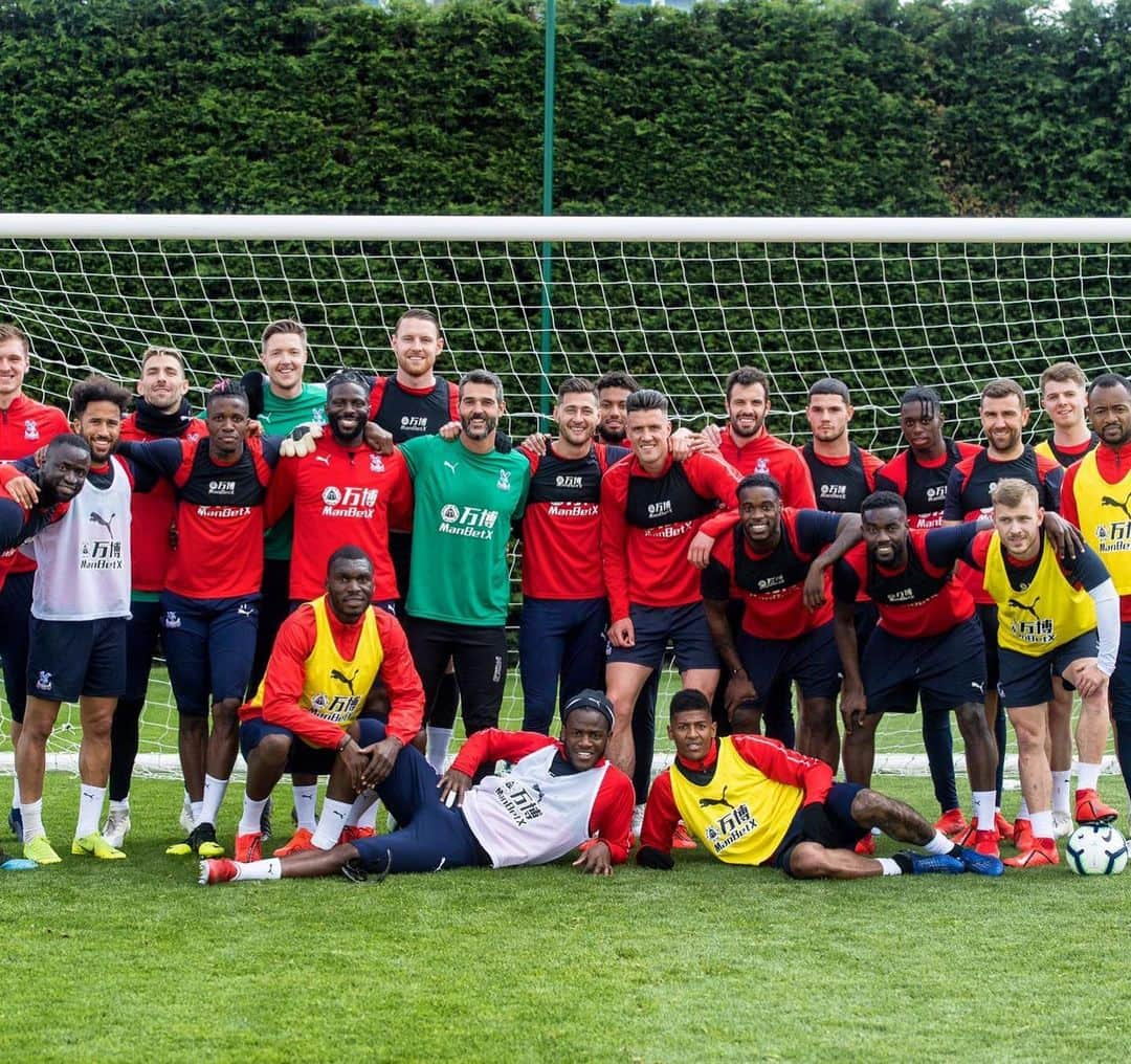 ジェフ・シュルップのインスタグラム：「Final session ✅ see you all at selhurst for the last game of the season. 💙❤️」