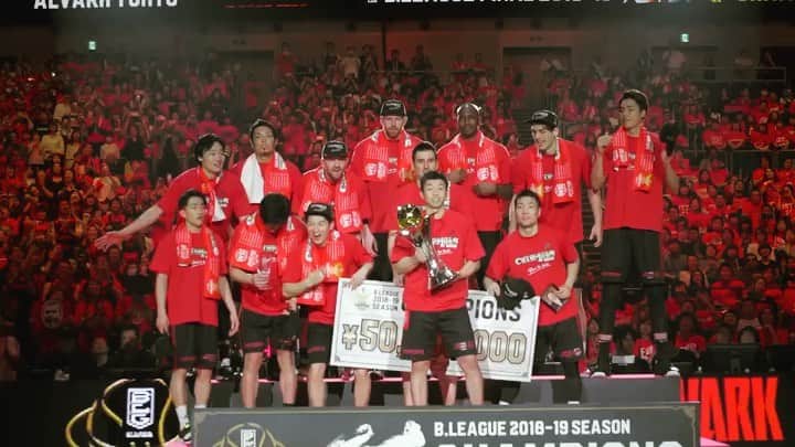のインスタグラム：「BacktoBack !! アルバルクに関わる皆さんおめでとうございます !! 間違いなく1番タフなチームになれたと思います !! この景色を皆さんとまた見る事ができて幸せでした。 皆さんありがとうございました。 #alvark #bigfamily #🏆🏆」
