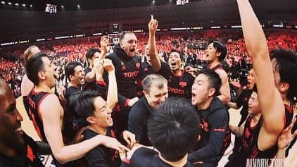 田中大貴さんのインスタグラム写真 - (田中大貴Instagram)「BacktoBack !! アルバルクに関わる皆さんおめでとうございます !! 間違いなく1番タフなチームになれたと思います !! この景色を皆さんとまた見る事ができて幸せでした。 皆さんありがとうございました。 #alvark #bigfamily #🏆🏆」5月12日 19時43分 - daiki.tanaka24