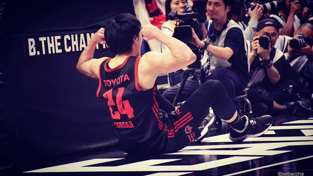 田中大貴さんのインスタグラム写真 - (田中大貴Instagram)「BacktoBack !! アルバルクに関わる皆さんおめでとうございます !! 間違いなく1番タフなチームになれたと思います !! この景色を皆さんとまた見る事ができて幸せでした。 皆さんありがとうございました。 #alvark #bigfamily #🏆🏆」5月12日 19時43分 - daiki.tanaka24