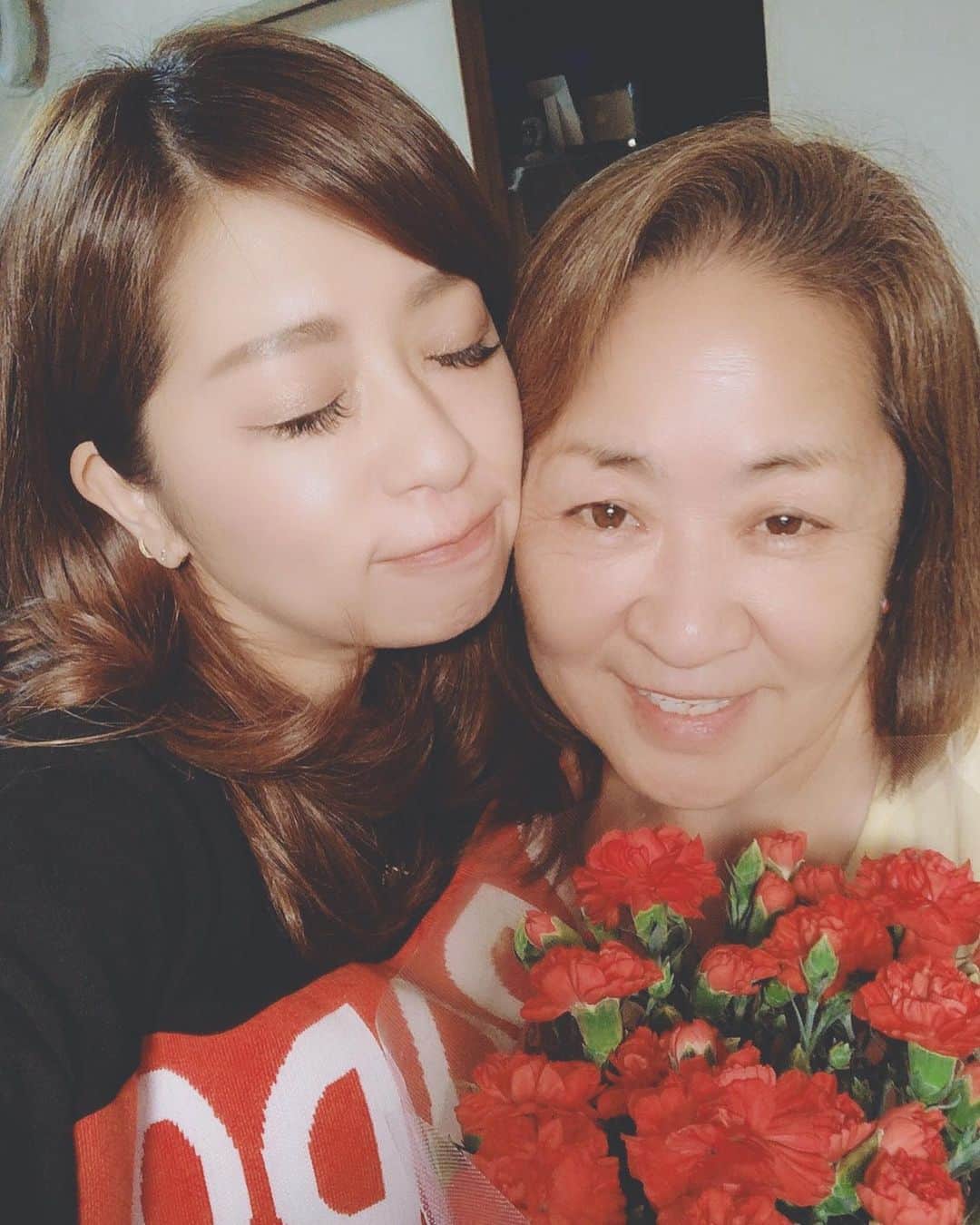 野崎鮎のインスタグラム：「母の日♥️ ママちゃんの大好きなMorozoffのチーズケーキ🎂✨ 感謝の気持ちと愛を込めてカーネーション🌸 これからも健康で笑顔でい続けてください♥️ 沢山喜ばせてあげたいし、沢山笑っていて欲しい♥️ 心配ばかりさせてごめんね😭 あなたの娘はいつまでも心配して欲しい甘えん坊です🤣 いつもありがとう♥️ これからもよろしくね♥️ 一生大切にします♥️ #最高で最強なママ #happymothersday #母の日 #ママ #cheesecakes #morozoff #カーネーション #iloveyou #imissyou #愛しい人 #大切な人 #感謝」