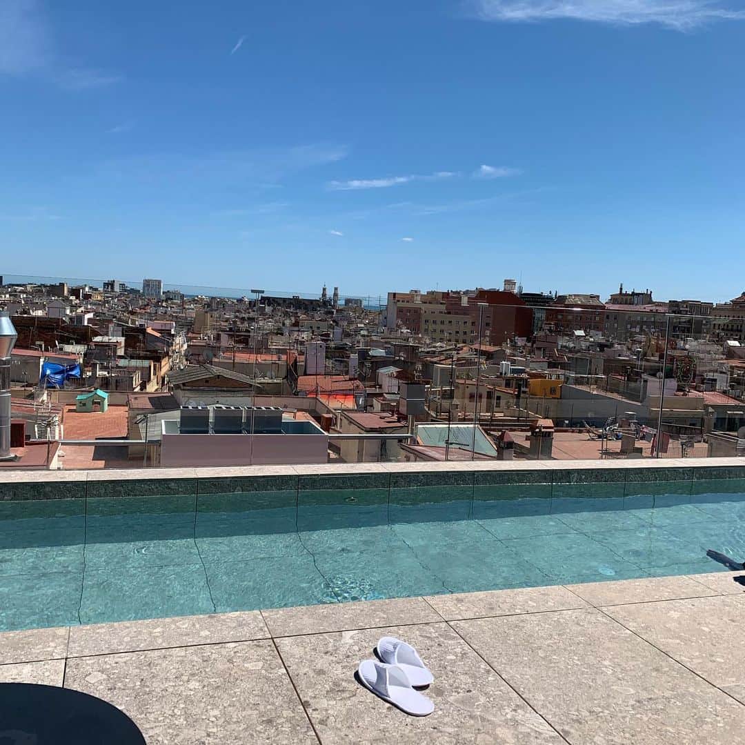 永瀬かおるさんのインスタグラム写真 - (永瀬かおるInstagram)「// Yurbban Passage Hotel&Spa // . プールは屋上と屋内に２つ。 どちらも最高にリラックスできる空間。 .  #yurbbanpassage #yurbbanhotel #catalunya #spain #trip #españa  #永瀬かおるのスペイン旅 #旅 #旅行 #スペイン #スペイン旅行 #旅ブログ書いてます #ホテル #スペインホテル #おすすめホテル #プール #まあるい背中」5月12日 19時43分 - nagase_kaoru