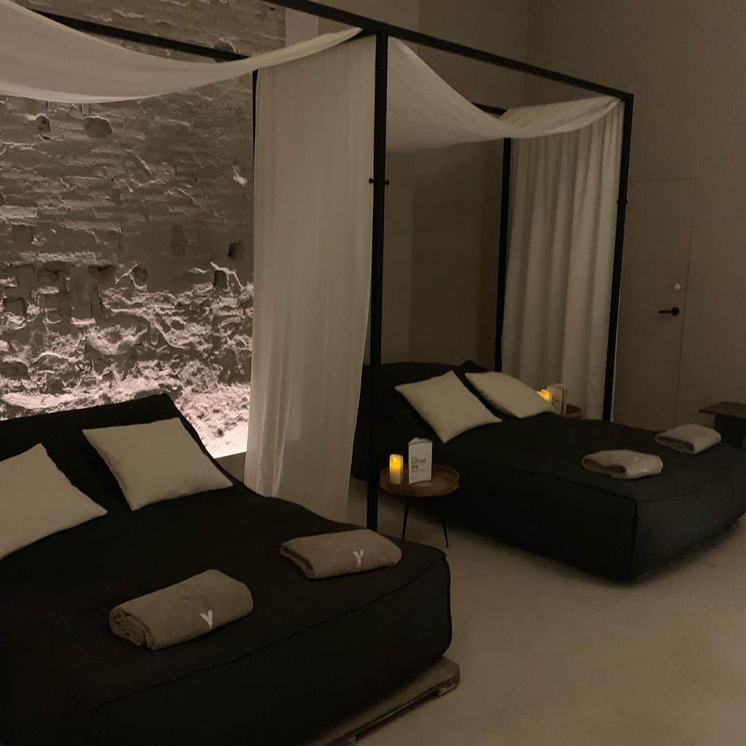 永瀬かおるさんのインスタグラム写真 - (永瀬かおるInstagram)「// Yurbban Passage Hotel&Spa // . プールは屋上と屋内に２つ。 どちらも最高にリラックスできる空間。 .  #yurbbanpassage #yurbbanhotel #catalunya #spain #trip #españa  #永瀬かおるのスペイン旅 #旅 #旅行 #スペイン #スペイン旅行 #旅ブログ書いてます #ホテル #スペインホテル #おすすめホテル #プール #まあるい背中」5月12日 19時43分 - nagase_kaoru