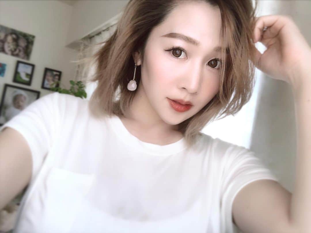 shihoのインスタグラム：「まつえくりぺあ🦋 @salon__ef__official . デザインはCCカール11.12m ディープ30本シングル120本のmix 担当は会田さんだよ❤︎ いつもとっても優しい…❤︎ ありがとうございます❤︎ . . . #pierce はあかねコラボの @esutoreja_jewelry  だよ💎 Tシャツにあわせるのが最近はすき❤︎ . . . #マツエク#jewelry」