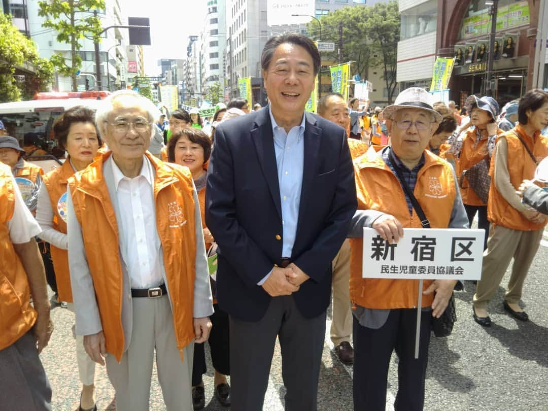 海江田万里さんのインスタグラム写真 - (海江田万里Instagram)「５月12日の「民生委員・児童委員の日」を記念して、民生委員・児童委員活動の普及・啓発パレードが行われたので参加者の激励に駆け付けました。 子どもの虐待や問題を抱えた児童が増えている昨今、民生委員・児童委員の活動はますます重要になっています。地域で地道な活動を続けている皆さんに敬意を表します。  #立憲民主党　#衆議院議員　#海江田万里　#民生委員　 #児童委員」5月12日 19時54分 - kaiedabanri