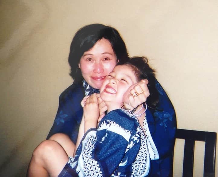香華（KOuKA）のインスタグラム：「It's been a long time since I’ve worn a yukata, and a long time since I smiled with such reckless abandon. My mother looks so young in this photo… how I wish she was still here with me.  Happy Mother's day to all of you. Especially to those of you missing a mother and to all the mothers who were gone too soon.  #4years #mothersdaywithoutamother #imissyou #母の日 #babykouka」