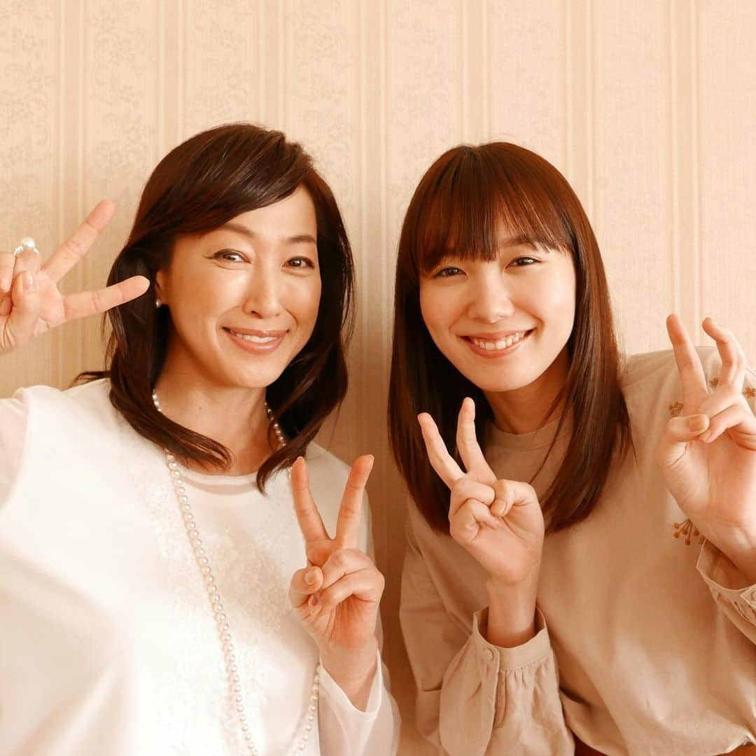 テレビ朝日　ドラマ「白い巨塔」のインスタグラム：「＼🌹5月12日は母の日💁／﻿ ﻿ 母の日にちなんで美しき東家の母娘ショットを公開✨﻿ ﻿ #両手にピースで高島さん思わず…﻿ #これがSNS映えってやつ？﻿ #とかわいすぎる発言🌸﻿ #なんだかホントの親子みたいですよね☺️﻿ #美しき東家親子﻿ #東政子 役 #高島礼子﻿ #東佐枝子 役 #飯豊まりえ﻿ #白い巨塔﻿ #テレビ朝日 #開局60周年記念﻿ #5夜連続 5/22〜26﻿ #山崎豊子 #岡田准一﻿ #第1話は﻿ #5/22(水)よる9時スタート」