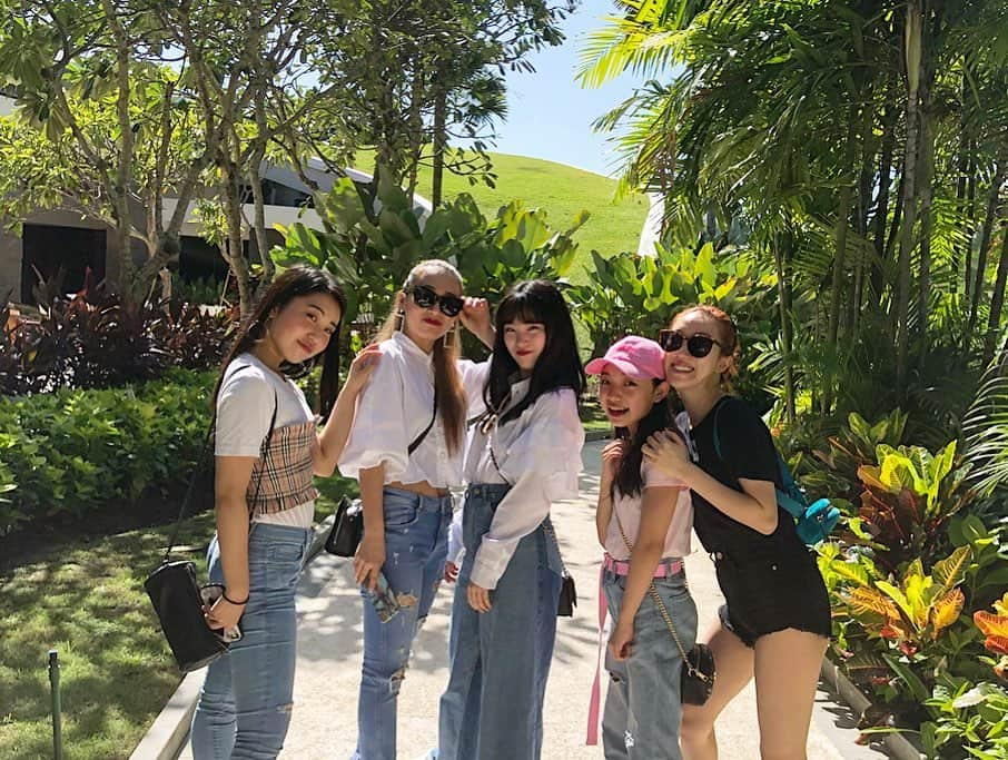 Ruuさんのインスタグラム写真 - (RuuInstagram)「Fabulous Sisters in Bali🌴﻿ We are here for a Secret Show. ﻿ So far the best location we've been to and we're excited💓🐠☀️✨﻿ ﻿ Fabulous Sistersでバリにお仕事で来ています！﻿ 今回の旅はご褒美かな？と思うくらいのスケジュールとホテルにロケーションに全てが最高です。﻿ Fabulousで沢山海外にきていますが、お仕事なのでもちろん沢山の大変なことがあります。みんなでしっかりお仕事頑張りながら充実した旅になればいいな💓﻿ ﻿ いつもサポートしてくれてるひろみさん﻿ @dance_studio_vivid  ひかちゃん、 @hikakinnn 本当に本当にありがとう💕💕﻿ 今日は母の日で、あきほちゃんがひろみさんに動画撮ろう〜って、みんなで撮りました。VLOGはかなちゃん @kana_fabuloussisters が作ってくれました🤣💕﻿ 📷by @mariko.nishino ﻿ 沢山楽しんで最高なショー出来るように﻿ 頑張ります🇮🇩☀️🔥🔥#fabuloussisters」5月12日 19時49分 - ruufabulous