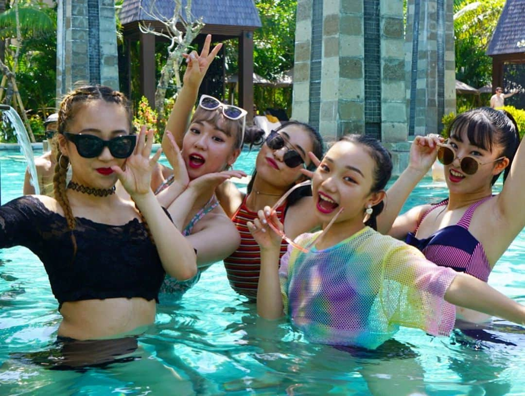 Ruuさんのインスタグラム写真 - (RuuInstagram)「Fabulous Sisters in Bali🌴﻿ We are here for a Secret Show. ﻿ So far the best location we've been to and we're excited💓🐠☀️✨﻿ ﻿ Fabulous Sistersでバリにお仕事で来ています！﻿ 今回の旅はご褒美かな？と思うくらいのスケジュールとホテルにロケーションに全てが最高です。﻿ Fabulousで沢山海外にきていますが、お仕事なのでもちろん沢山の大変なことがあります。みんなでしっかりお仕事頑張りながら充実した旅になればいいな💓﻿ ﻿ いつもサポートしてくれてるひろみさん﻿ @dance_studio_vivid  ひかちゃん、 @hikakinnn 本当に本当にありがとう💕💕﻿ 今日は母の日で、あきほちゃんがひろみさんに動画撮ろう〜って、みんなで撮りました。VLOGはかなちゃん @kana_fabuloussisters が作ってくれました🤣💕﻿ 📷by @mariko.nishino ﻿ 沢山楽しんで最高なショー出来るように﻿ 頑張ります🇮🇩☀️🔥🔥#fabuloussisters」5月12日 19時49分 - ruufabulous