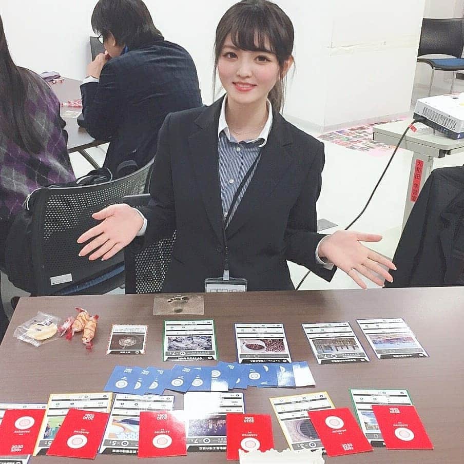 實近菜那（ななちゃら）のインスタグラム：「. . 私は世界の役に立つために行動する . #SDGs とは持続可能な開発目標であり、 2016年から2030年までの #国際目標 です。 気になる方は検索してみてください！ . 私達は、どこで暮らそうと栄養のある食事をとります。 誰もが受けられるしっかりした教育、 暴力を受けることの無い表現の自由を求めます。 しかしどうやって達成するのか。  SDGsは経済、社会、環境、主にこの3つ別れていると考え、私は環境ついて注目しました。  国際時代化が叫ばれる中、私の住んでいる市は、 国際貿易に基本を置く港湾化学工業都市 であるという類似した都市形態を背景に 互いの文化、生活様式の相違性の理解を 深めることが大切であるとし、 私は市の友好親善訪問団員としてオランダのでるふざいるしに派遣されました 岩塩と天然ガスの発見が経済的発展をもたらし、 化学工業を中心とした工業の街として発展してきたのがオランダ。 過ごしていて1番に思ったのが、空が真っ青にひろがっていてとても綺麗だったということ。そう、電柱がないのです。 私は初めて 電線類地中化というものを知りました。  オランダやヨーロッパ等ほとんとが100%にたいし 大阪で5% 日本で7％ という低い数字なのです  電線.電柱の存在が当たり前になっている日本には 現在3300万本もの電柱が存在すると言われています。 景観を害し、災害などの不安を与える電線を地下にまとめて収容することで、 様々なメリットが生まれてくると思います  現在はグローバルをいかした地下埋設をスキャンし 地上と地下データを3Dで統合することで 余分なコストを削減させる方法も開発済みです  これからはSDGsの 9【イノベーション】 11【都市】 17【実施手段】  に繋がっていると私は思います。  まあ、、、まとめると、このSDGsは 誰にでも協力できることがあるということ 小さなことでも皆が気をつければ達成するものもあります。 この投稿に目を通してくださった、最後まで読んでくださった方が少しでも考えてくだされば、嬉しいです！！！ . こんなこというキャラだと思われてないようで急にごめんちゃい笑☝︎ ちなみに、よく聞かれたので、、 自分の身長は #170cm ですが 10cmヒールをはいているのでこの写真では180cmですね笑 . #實近菜那 #さねちかなな #ななちゃら」