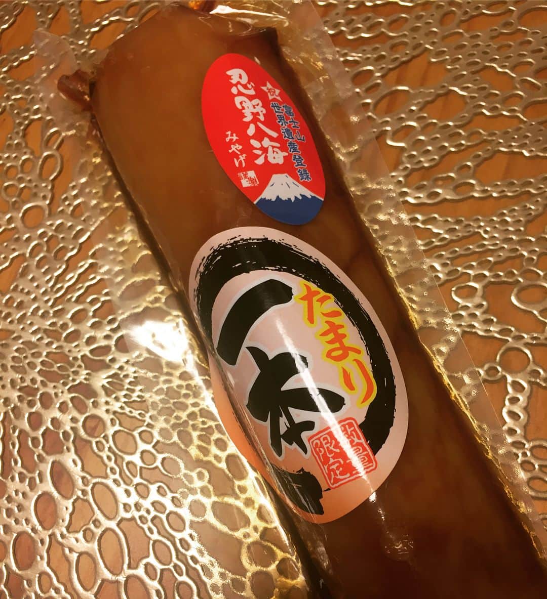 中村祥子さんのインスタグラム写真 - (中村祥子Instagram)「美味しかった😆😋シリーズ シュガーレディは、レシピがついているものもあるので、レシピどおりに作ったり、簡単にできる美味しいものが多くて嬉しい👍😊 「周五郎のヴァン」は、山梨出身の @mina.kobayashi_official  美奈ちゃんが山梨から買ってきてくれました🙏😆 とっても美味しかった😋🍷ありがとう✨ 「たまり漬」は、知り合いに頂きましたが、食べごたえがありご飯とも最高にあう❤️✨ そして朝食に 食べた @oreno_series 「俺のベーカリー食パン」、 ふわもちでポーランドのハチミツにもぴったり😉  ゴールドの蝶々のかたちのランチョンマットは、妹たちからのプレゼント😍 素敵なテーブルクロスもプレゼントしてくれたので次回載せたいと思います‼️ ありがとう妹たち☺️ #シュガーレディの  #マルゲリータ  #こだわり簡単無頭海老  #鶏むね肉と温野菜のカレーマヨソース添え #周五郎のヴァン  #たまり漬け  #朝食のパン  #おれのべーかりー  #ランチョンマット  #蝶々」5月12日 19時52分 - shoko_officialpage