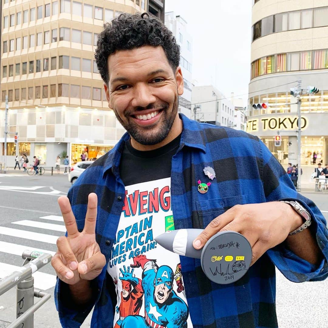 照屋 健太郎さんのインスタグラム写真 - (照屋 健太郎Instagram)「僕が持っている私物のフィギュアコレクションに、来日中のアーティスト本人 @hebrubrantley 氏からサインを頂くことができました😭 . 5月10日から日本初個展を東京で開催していることを知っていたので、もしかしたらどこかで偶然会えたりするかも！と思ってフィギュアを持って2日間東京にいたら本当に道でバッタリ遭遇😭奇跡的にサインを頂くことができました。しかも沖縄に帰る飛行機の2時間前。このミラクルと自分の強運に、久しぶりに興奮が止まらなくて吐きそうでしたw🤮本当に本当にめちゃめちゃ嬉しいです😭しかも彼、僕のことを知ってました😭インスタのホーム画面を見せたら「あ、君か！知ってるよ！UNDEFEATEDだよね？」って言われました😭(何度も彼の作品をアップしていたから見てくれていたんだと思います) 本当に嬉しすぎる。 沖縄に帰ります😭🙌🏻✈️ Thak you @hebrubrantley 🚀🚀🚀 . #丁寧にTERUYAの名前入りのサイン #普通 #たまたま道で会えたりしないよね #今回は絶対に会えないと思ってました #本当にミラクル #強運 #涙 #hebrubrantley」5月12日 19時52分 - libertyforce_teruya