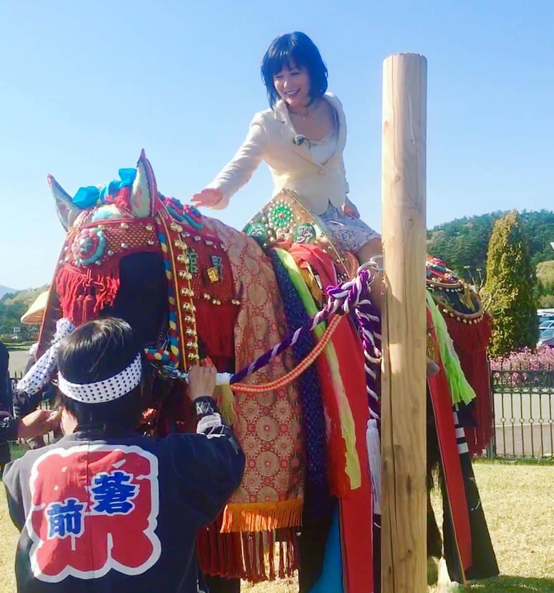 六車奈々さんのインスタグラム写真 - (六車奈々Instagram)「なんと、チャグチャグ馬コの背中に乗せてもらっちゃったよーっ！ スカートだったので、『ヨメっこ乗り』。 めちゃくちゃ可愛かったー＾＾ 馬コたちは、50キロもの衣装を身に付けて、チャグチャグ馬コで街を練り歩きます。  すごいね！ 岩手の素晴らしい伝統行事だ！  #チャグチャグ馬コ #馬の背中 #かわいい#岩手 #盛岡競馬場」5月12日 19時56分 - nanarokusha