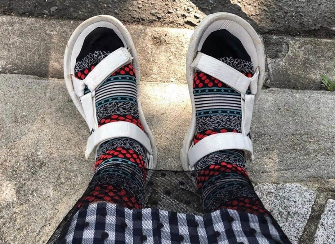 アヤメさんのインスタグラム写真 - (アヤメInstagram)「Rockin’ Ayamesocks rocks🔥🧦❤️🖤🎸🔥夏の模範的履きこなし @doikomaki #土井コマキ さん❤️👓🎧🎙 #ラジオDJ #ayamesocks #ayamepeople #スポサン ‘ #Repost @doikomaki 今年もロッキンレディオ楽しかったなぁ。FM802の各番組で感想待ってます📻 今年は初めてインスタントカメラを持ってみたらどうだろうという企画があり、どんな写真があがってくるやら。 #fm802 #30party #ロッキンレディオ」5月12日 19時59分 - ayame_socks