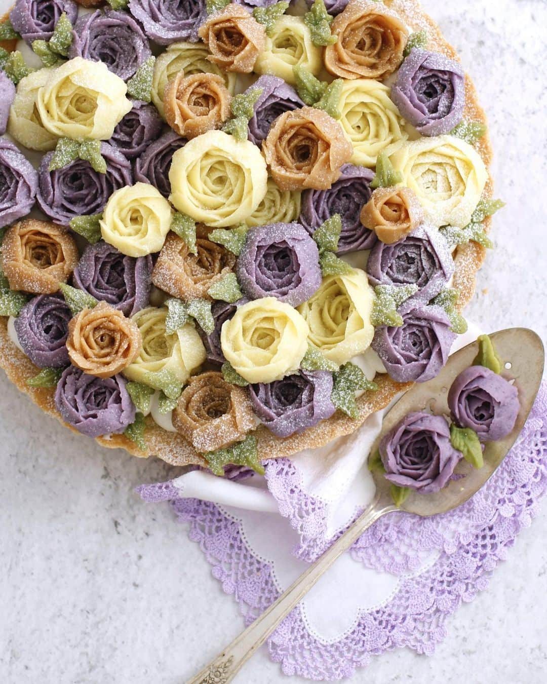 mamiaoyagiさんのインスタグラム写真 - (mamiaoyagiInstagram)「◌ Sweet potato roses mont blanc tart. Happy Mother’s Day to all moms！ 𓅨 𓅩𓅫  𓅫 日頃の感謝をこめてたくさんのバラを母の日に♡ 紫いもとさつまいも、そしてさつまいもにマロンペーストと抹茶を加えて絞りました。 こんな見ためですが、食べるとモンブランそのものなんです𓂂𓏸𓆸」5月12日 20時00分 - mamiaoyagi