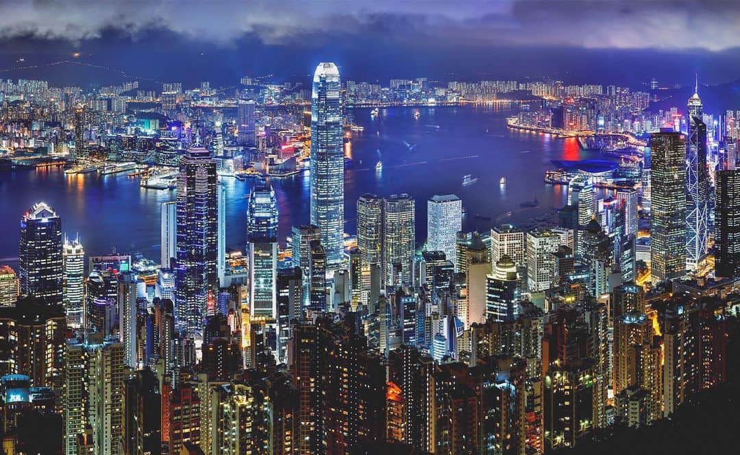 RIKUYAのインスタグラム：「Just 2 months ago traveled to Hong Kong ㅤ ちょうど2ヶ月前は香港旅行🇭🇰 素晴らしい夜景に出会いました🌃 2019.3.12 ㅤ SAMYANG 14mm F2.8 ㅤ #香港 #ビクトリアピーク #夜景」