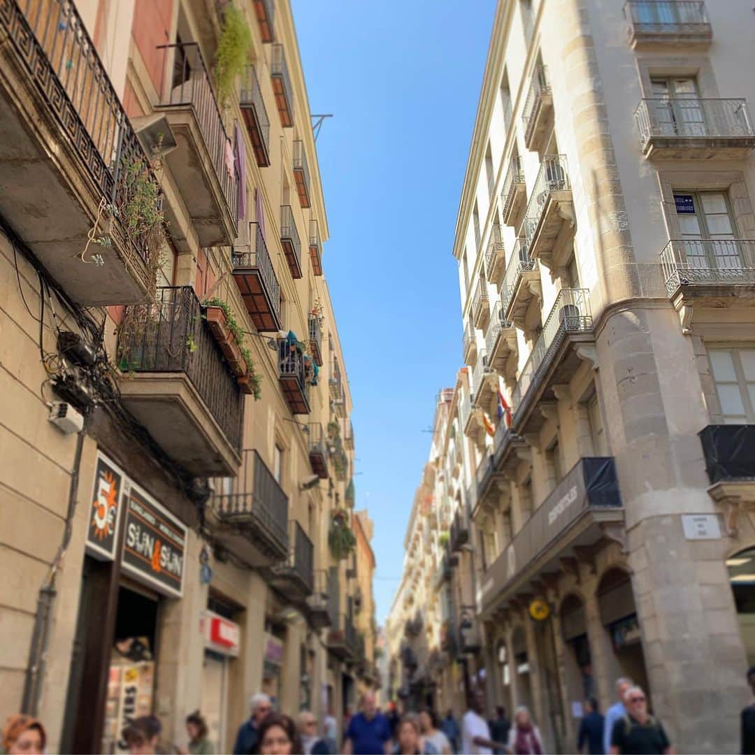 永瀬かおるさんのインスタグラム写真 - (永瀬かおるInstagram)「ホテルの近くには旧市街もあり、 てくてく歩くだけで色んな出会いが📷  とても素敵なBARBERも🤩  #yurbbanpassage #yurbbanhotel #catalunya #spain #trip #españa #barber  #永瀬かおるのスペイン旅 #旅 #旅行 #スペイン #スペイン旅行 #旅ブログ書いてます #ホテル #スペインホテル #おすすめホテル #旧市街 #美容室」5月12日 20時11分 - nagase_kaoru