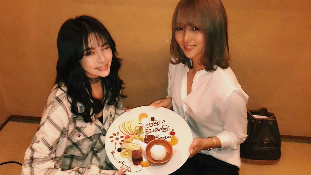 藤田杏奈さんのインスタグラム写真 - (藤田杏奈Instagram)「💕🎂Happy Birthday 🎂💕 My Friend👯‍♀️💛💛 . . カウントダウンのお祝いして まゆのだんな様にお許しを頂き 久しぶりに2人でたくさんバカみたいに飲んだ😂🤟🏻 . . #happybirthday #birthday #HBD  #birthdaygirl #friends #love  #白目もっと練習しろな  #気許すとすぐ片目瞑る癖  #うんこまん下さい🐶」5月12日 20時06分 - anna_fujita