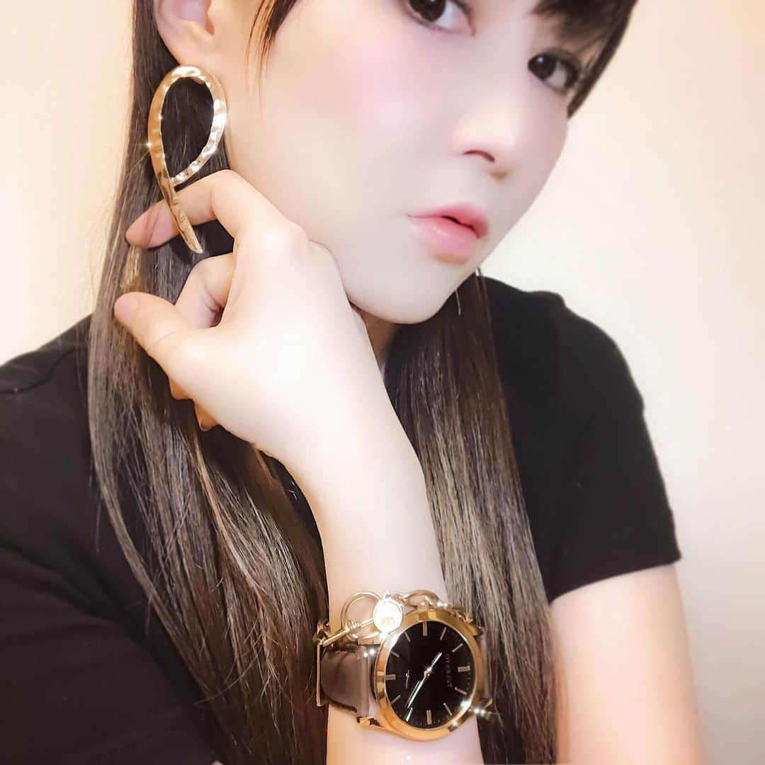 atmmyさんのインスタグラム写真 - (atmmyInstagram)「ゴールドアクセ追加☺️ .  #ピアス #大振りピアス #ルピス @queen.lupis (v0677) #PR #ヘアクリップ #ゴールドピン #ルピス (v0548)  #accessories #腕時計 #telestowatches #テレストウォッチ @telestowatches #ゴールドアクセ #Tシャツ #uniqlo #ユニクロ」5月12日 20時09分 - atmmy