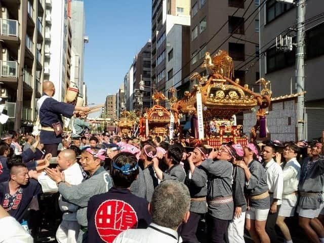 海江田万里さんのインスタグラム写真 - (海江田万里Instagram)「一昨日10日から地元千代田区で「神田祭」が執り行われ、今週末は、岩佐りょうこ千代田区議と岩田かずひと千代田区議と一緒にお神酒所を回りました。 好天に恵まれ、令和元年の記念すべき「神田祭」とあって、前回より神輿の担ぎ手も、見物客も、二倍近く、歩行者天国になった広い秋葉原の中央通りも人で溢れていました。  #立憲民主党　#衆議院議員　#海江田万里　#神田祭」5月12日 20時13分 - kaiedabanri