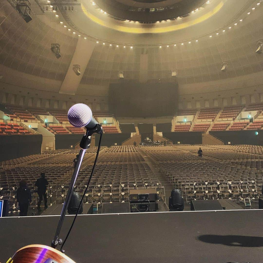 増崎孝司さんのインスタグラム写真 - (増崎孝司Instagram)「TUBE LIVE AROUND 2019 神戸2日目も盛り上がりました！ この立ち位置から見える景色は、昔と比べてちっとも色褪せない光景です。残り仙台、武道館2days、そして愛知体育館2days、色々なストーリーを作っていけるのを楽しみに、帰りまーす😊 ありがとう！🍻 #tube 28&29/19」5月12日 20時14分 - takashimasuzaki