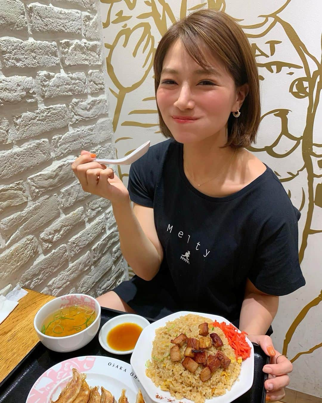 石井里奈さんのインスタグラム写真 - (石井里奈Instagram)「こんばんは🤤✨ . 今夜は里奈ログ😋❤️ お腹が空いて大阪王将五反田店へ🤤❣️ . お目当てはこれ❣️🥺 . 創業50周年を記念した5/9からの期間限定新メニュー ✨✨天下無敵の焼豚炒飯✨✨ . 通常の炒飯の1.5倍のボリューム😳❤️ ゴロゴロ焼豚がてんこ盛り🤤❣️❣️ . 炒飯食べる時焼豚が美味しいからいつも一緒に食べるところは贅沢な気分で食べてたけど、今回はてんこ盛りなのでずっと美味しい焼豚と炒飯を一緒に味わえて幸せすぎました🤣💕笑 . おろしニンニクと濃厚な焼豚のタレのコクある美味しさ🥺まさにスタミナ飯🥺 . これ食べればパワーがみなぎる感じします❤️ . 創業当時の物語が映像化して店舗で見られたよ🤭💕50周年おめでとうございます🎉✨これからも通います😆❣️ . @osakaohsho_japan #大阪王将 #炒飯 #無敵炒飯 #創業メシ #りなまるグルメ #グルメ #モーレツにうまそうな写真をあげよう #pr #炒飯 #チャーハン #餃子 #gyoza #ビール #beer #ビール女子 #中華 #中華料理 #chinese #chinesefood #food #instafood #定食 #中国 #china #holiday #ランチ #lunch #休日」5月12日 20時14分 - ri7tin1025