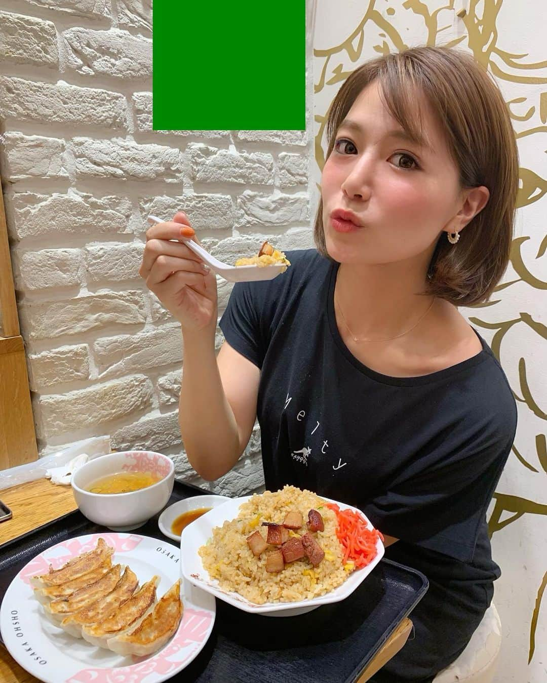 石井里奈さんのインスタグラム写真 - (石井里奈Instagram)「こんばんは🤤✨ . 今夜は里奈ログ😋❤️ お腹が空いて大阪王将五反田店へ🤤❣️ . お目当てはこれ❣️🥺 . 創業50周年を記念した5/9からの期間限定新メニュー ✨✨天下無敵の焼豚炒飯✨✨ . 通常の炒飯の1.5倍のボリューム😳❤️ ゴロゴロ焼豚がてんこ盛り🤤❣️❣️ . 炒飯食べる時焼豚が美味しいからいつも一緒に食べるところは贅沢な気分で食べてたけど、今回はてんこ盛りなのでずっと美味しい焼豚と炒飯を一緒に味わえて幸せすぎました🤣💕笑 . おろしニンニクと濃厚な焼豚のタレのコクある美味しさ🥺まさにスタミナ飯🥺 . これ食べればパワーがみなぎる感じします❤️ . 創業当時の物語が映像化して店舗で見られたよ🤭💕50周年おめでとうございます🎉✨これからも通います😆❣️ . @osakaohsho_japan #大阪王将 #炒飯 #無敵炒飯 #創業メシ #りなまるグルメ #グルメ #モーレツにうまそうな写真をあげよう #pr #炒飯 #チャーハン #餃子 #gyoza #ビール #beer #ビール女子 #中華 #中華料理 #chinese #chinesefood #food #instafood #定食 #中国 #china #holiday #ランチ #lunch #休日」5月12日 20時14分 - ri7tin1025