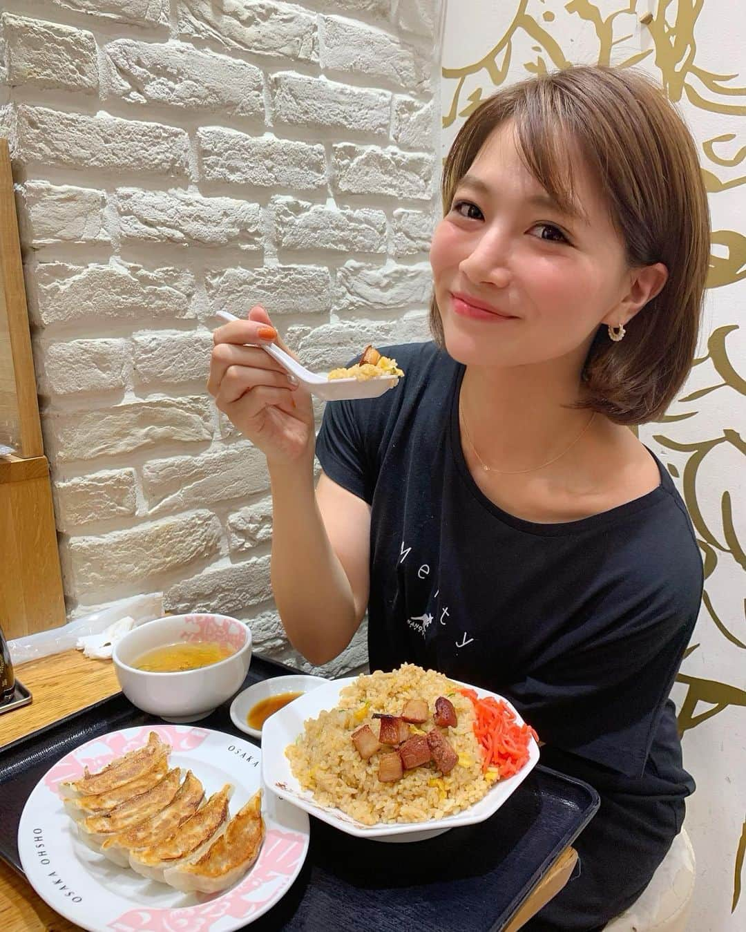 石井里奈さんのインスタグラム写真 - (石井里奈Instagram)「こんばんは🤤✨ . 今夜は里奈ログ😋❤️ お腹が空いて大阪王将五反田店へ🤤❣️ . お目当てはこれ❣️🥺 . 創業50周年を記念した5/9からの期間限定新メニュー ✨✨天下無敵の焼豚炒飯✨✨ . 通常の炒飯の1.5倍のボリューム😳❤️ ゴロゴロ焼豚がてんこ盛り🤤❣️❣️ . 炒飯食べる時焼豚が美味しいからいつも一緒に食べるところは贅沢な気分で食べてたけど、今回はてんこ盛りなのでずっと美味しい焼豚と炒飯を一緒に味わえて幸せすぎました🤣💕笑 . おろしニンニクと濃厚な焼豚のタレのコクある美味しさ🥺まさにスタミナ飯🥺 . これ食べればパワーがみなぎる感じします❤️ . 創業当時の物語が映像化して店舗で見られたよ🤭💕50周年おめでとうございます🎉✨これからも通います😆❣️ . @osakaohsho_japan #大阪王将 #炒飯 #無敵炒飯 #創業メシ #りなまるグルメ #グルメ #モーレツにうまそうな写真をあげよう #pr #炒飯 #チャーハン #餃子 #gyoza #ビール #beer #ビール女子 #中華 #中華料理 #chinese #chinesefood #food #instafood #定食 #中国 #china #holiday #ランチ #lunch #休日」5月12日 20時14分 - ri7tin1025