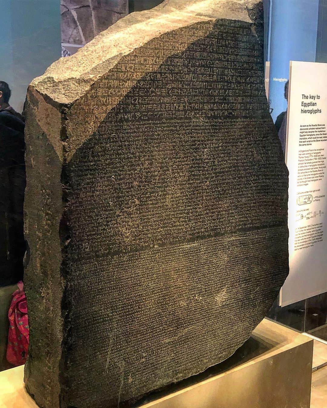 ゴラン・ヴィシュニックさんのインスタグラム写真 - (ゴラン・ヴィシュニックInstagram)「The very first “Google translate...”...😉... #britishmuseum #rosettastone」5月12日 20時14分 - goran_visnjic