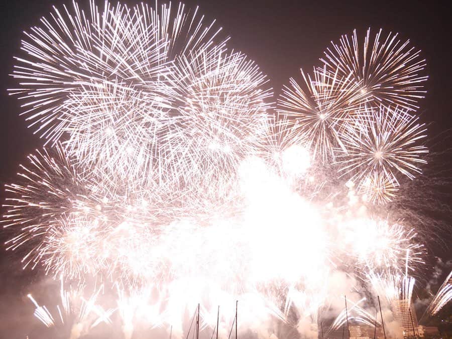 本島莉々果さんのインスタグラム写真 - (本島莉々果Instagram)「🎆🎇🎆 ⋆⑅ ⋆⑅ ⋆⑅ 令和初の花火🎆 きれいだったな〜 最後の写真が一番のお気に入り ⋆⑅ ⋆⑅ #熱海海上花火大会  #花火大会  #令和初  #熱海 #atami  #一眼レフ #lumixgf7 #カメラ女子」5月12日 20時15分 - motoshimaririka