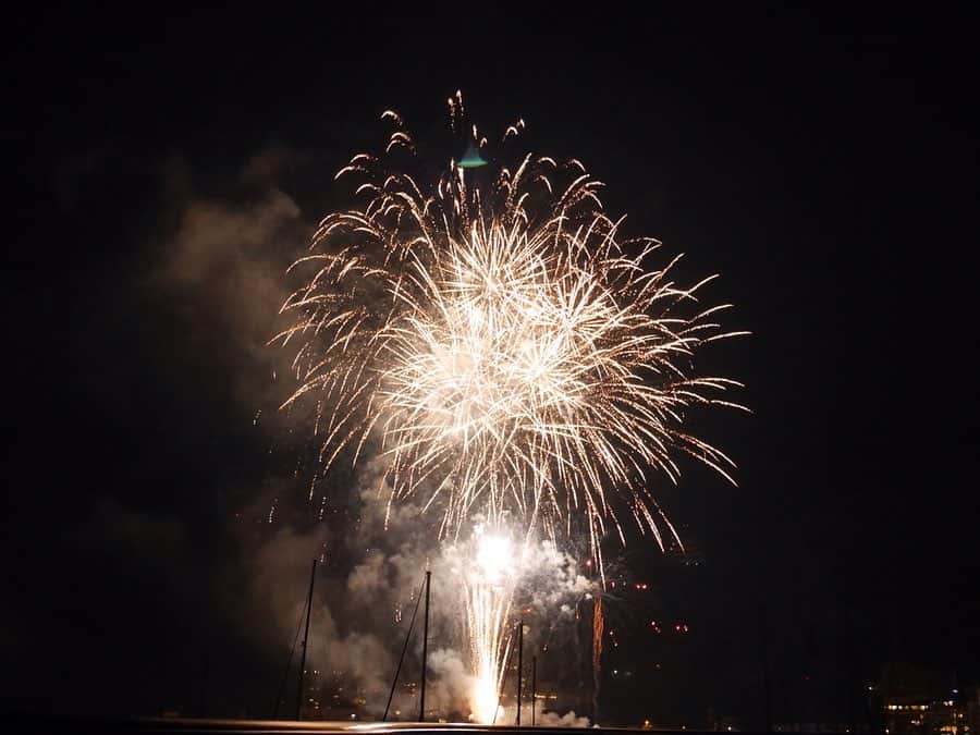 本島莉々果さんのインスタグラム写真 - (本島莉々果Instagram)「🎆🎇🎆 ⋆⑅ ⋆⑅ ⋆⑅ 令和初の花火🎆 きれいだったな〜 最後の写真が一番のお気に入り ⋆⑅ ⋆⑅ #熱海海上花火大会  #花火大会  #令和初  #熱海 #atami  #一眼レフ #lumixgf7 #カメラ女子」5月12日 20時15分 - motoshimaririka