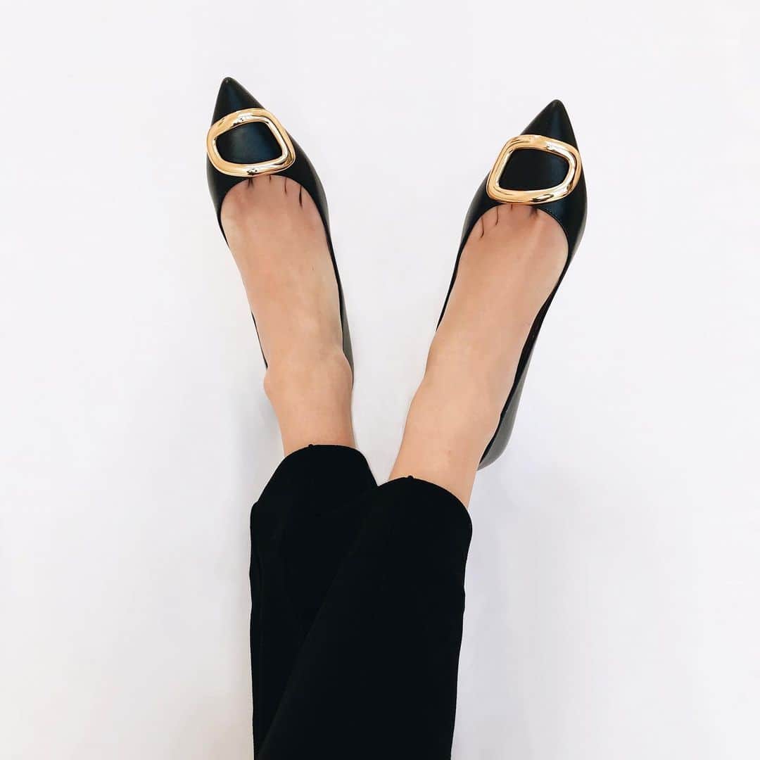 ルパートサンダーソンのインスタグラム：「Perfect pumps | Clava in classic black calf, with our signature pebble ring | #SundayShoes #PerfectPumps #ShoeLove #ClassicShoes」