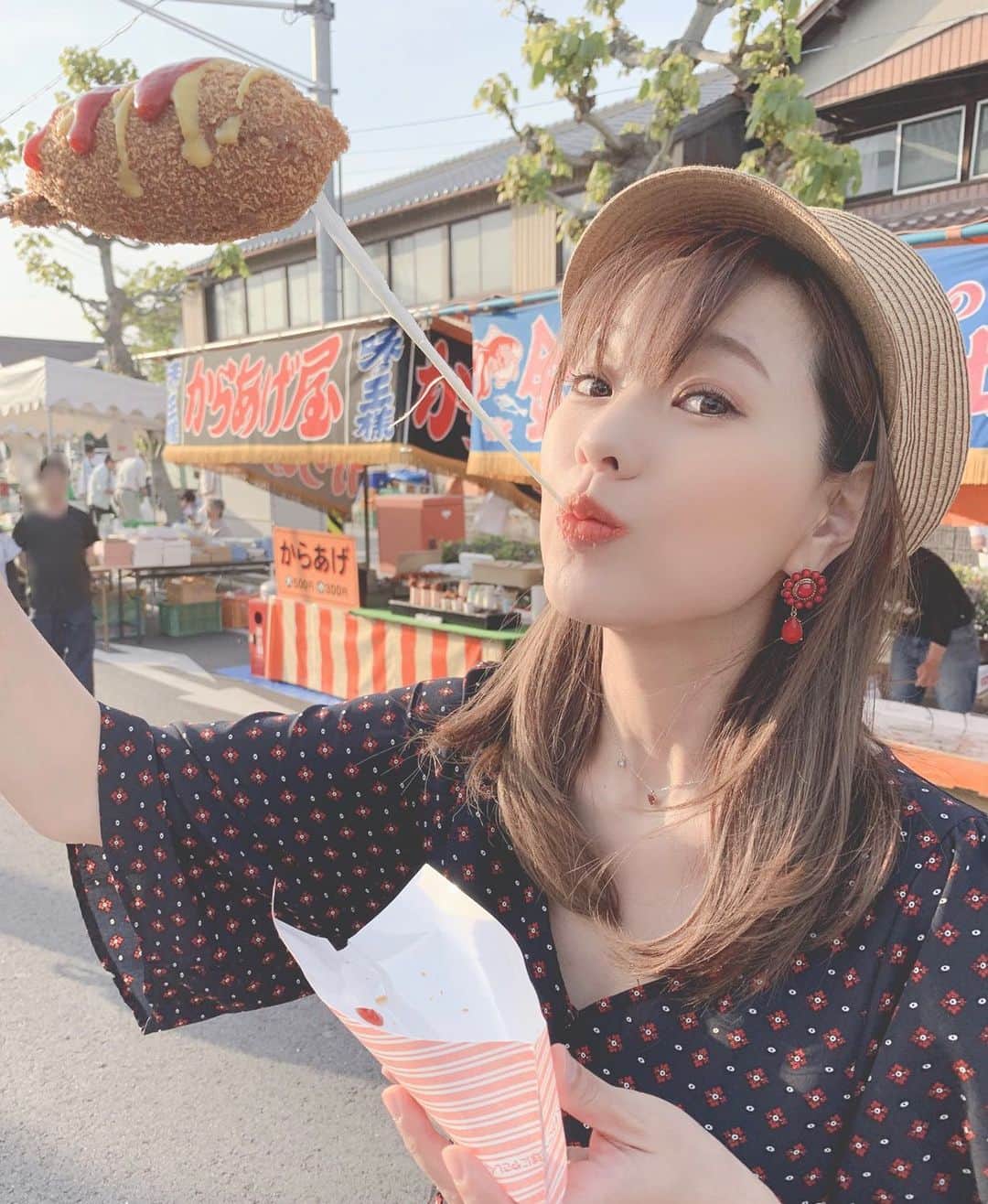 松本さゆきのインスタグラム：「・ #母の日 #ばんこ祭り #ちーずはっとぐ  と、言うものを初めて食べた。 ここ最近、祭りになると 必ずと言っていいほど出店に並ぶアレである。 伸びる伸びるとは聞いていたものの もはやここまで伸びると食べづらいという言葉はこうゆう時用だな…と 伸びたチーズの着地点を手繰り寄せながらそんな事を思った日であった。」