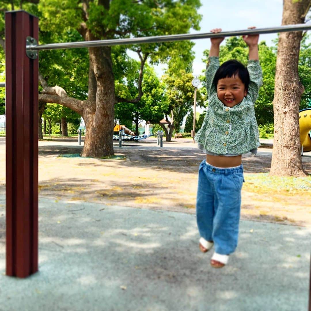 新井美穂さんのインスタグラム写真 - (新井美穂Instagram)「今日は娘と飛行機を見に家から#調布飛行場 までお散歩。 #野川沿い 道中ほとんど抱っこで疲れた〜。 でも、こうやって娘に「抱っこしてー」とねだられるのも、肉体的に娘を抱っこ出来るのも、きっと限られた時間。#娘2歳11ヵ月#かけがえのない時間 と分かっちゃいるけど #ココス で自分で選んだお子様ランチを一瞥して口をつけず、私の注文したムール貝とパスタにがっつき、デザート大盛り上がりな娘。 娘に代わりお子様ランチ完食せざるを得ない私。 私、こんなキャラじゃなかったんだけどなー😅 なのに幸せを感じる、愛娘パワーは恐るべし💖#母娘休日#ココスマッシュ#愛娘#娘を抱っこ」5月12日 20時16分 - arai_miho