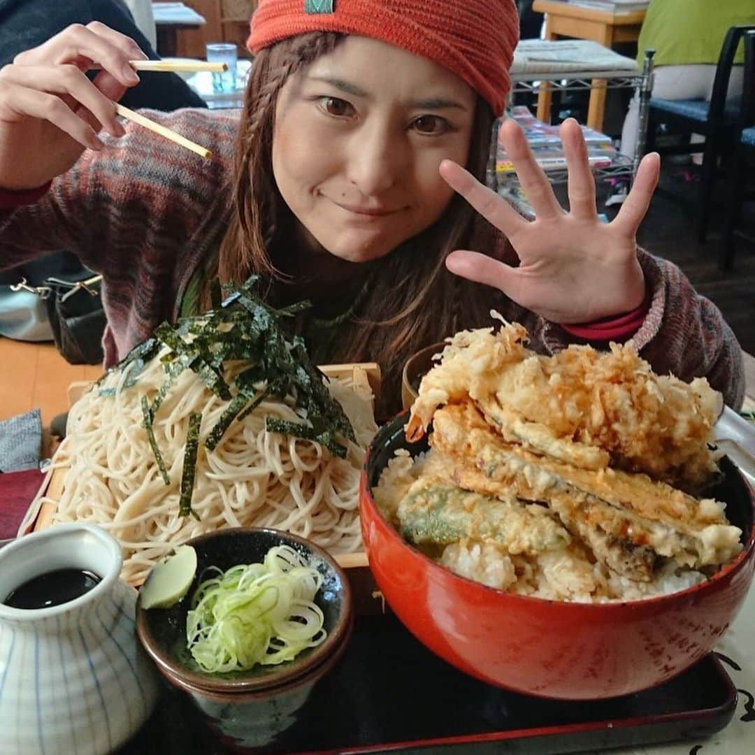 アンジェラ佐藤さんのインスタグラム写真 - (アンジェラ佐藤Instagram)「母の日ランチは芝源！  ざるそば定食Eセットの（ざるそば·天丼·ご飯味噌汁·漬物）780円＋w大盛り(200円) これで千円以下と驚異のコスパ！  #アンジェラ佐藤 #母の日ランチ #そば処芝源  #カレー南も食べた  #コスパランチ  #デカ盛り  #ヒンナヒンナ #おやつは #藤月」5月12日 20時18分 - angela_satou