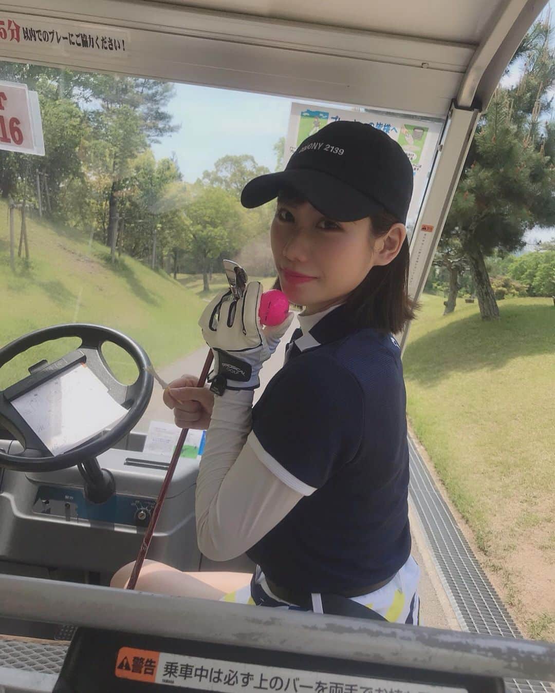 石田優美さんのインスタグラム写真 - (石田優美Instagram)「﻿ ﻿ ﻿ ﻿ ゴルフ初ラウンド🏌️‍♀️⛳️﻿ ﻿ 更に楽しさが分かったし﻿ いっぱい学びました☺︎﻿ ﻿ 最後に動画乗っけてるので見てねっ﻿ 下手くそですが…🙌﻿ ﻿ ﻿ ﻿ #ゴルフ #コース #ラウンド ﻿ #ティーショット #ゴルフ女子  #声はお母さんです #母の日 #いつもありがとう」5月12日 20時27分 - yu_mi_1012