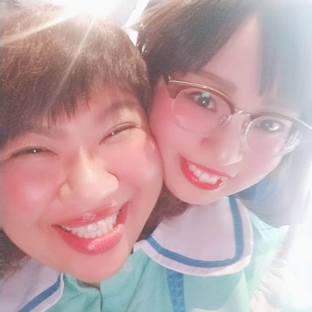 八つ橋てまりさんのインスタグラム写真 - (八つ橋てまりInstagram)「お笑い関ヶ原ライブ♡  来ていただいた皆様ありがとうございました‼️ ラムズ軍団で戦ったぜー😄✨ 同期のツヨシっもいて楽しかった🙌  かやちゃんは、お土産もらって喜んでた🎵  帰りに、ラムズさんとべっこちゃんさんとご飯に行った✨  スパゲッティー大盛(1.5)、２倍やらを食べ終え、デザートを注文しようとするも品数が少なく、別の店に行くことに。  2件目→日高屋🤣🤣🤣 デザート=油そば(麺1.5倍)やら五目そばを注文。  ダイエット中の、はるちゃんは1件目サラダだったし、2件目は、餃子３個。  あたしは、意思弱めちゃん♡♡♡ 調子に乗るタイプ😅😅😅 デザートで、ラーメン食べるって、本当すげーよね🐷🐷🐷 でも、やっぱり日高屋うめー💯💯💯 #お笑いライブ #金星と木星 #ヴィーナスとジュピター #ラムズ #ツヨシっ #新宿バッシュ #スパゲッティー からの#デザート で#日高屋 #ラーメン #デブ活 #happy」5月12日 20時32分 - temari.odebu