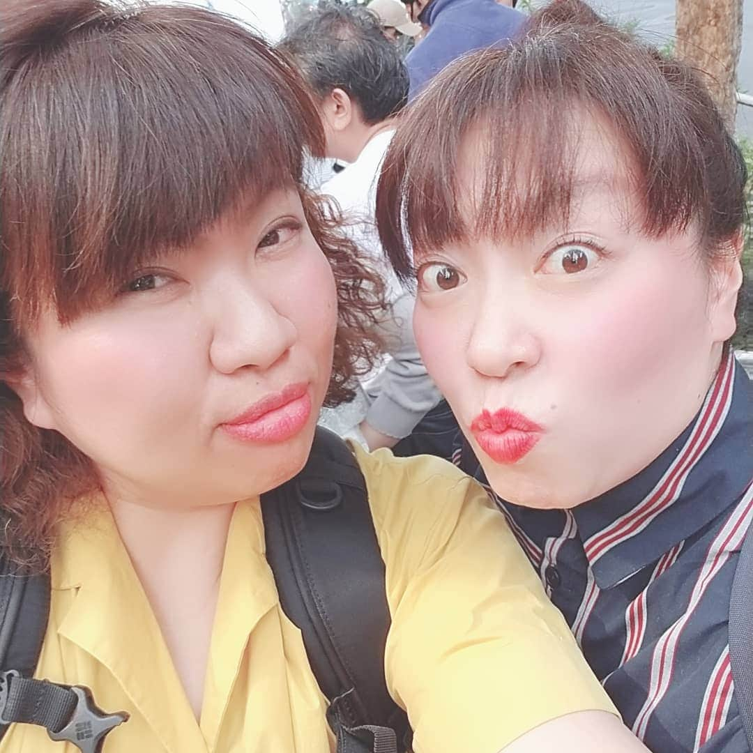 八つ橋てまりさんのインスタグラム写真 - (八つ橋てまりInstagram)「お笑い関ヶ原ライブ♡  来ていただいた皆様ありがとうございました‼️ ラムズ軍団で戦ったぜー😄✨ 同期のツヨシっもいて楽しかった🙌  かやちゃんは、お土産もらって喜んでた🎵  帰りに、ラムズさんとべっこちゃんさんとご飯に行った✨  スパゲッティー大盛(1.5)、２倍やらを食べ終え、デザートを注文しようとするも品数が少なく、別の店に行くことに。  2件目→日高屋🤣🤣🤣 デザート=油そば(麺1.5倍)やら五目そばを注文。  ダイエット中の、はるちゃんは1件目サラダだったし、2件目は、餃子３個。  あたしは、意思弱めちゃん♡♡♡ 調子に乗るタイプ😅😅😅 デザートで、ラーメン食べるって、本当すげーよね🐷🐷🐷 でも、やっぱり日高屋うめー💯💯💯 #お笑いライブ #金星と木星 #ヴィーナスとジュピター #ラムズ #ツヨシっ #新宿バッシュ #スパゲッティー からの#デザート で#日高屋 #ラーメン #デブ活 #happy」5月12日 20時32分 - temari.odebu