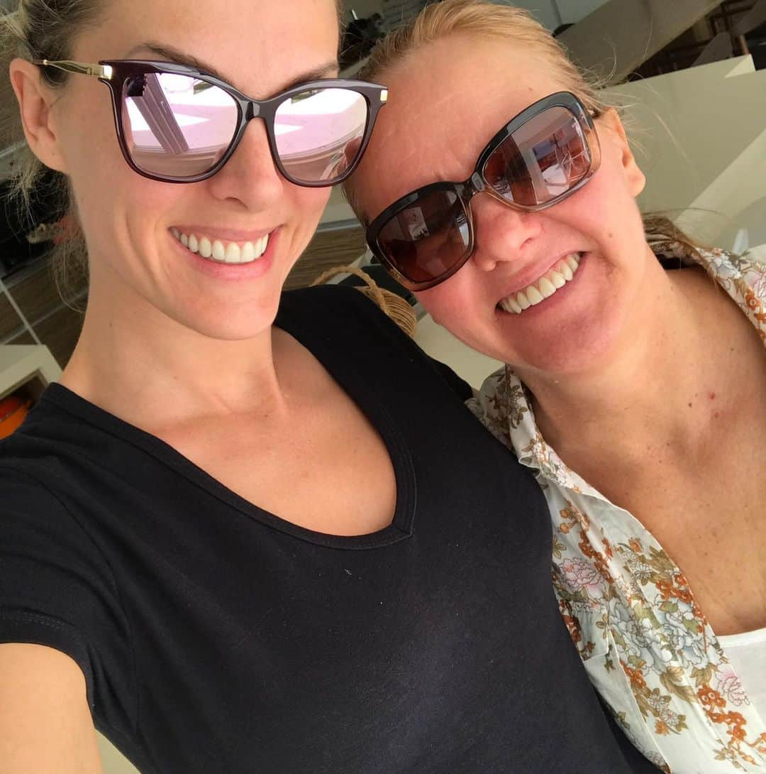 Ana Hickmannさんのインスタグラム写真 - (Ana HickmannInstagram)「Mãe!!!!! Você é a mulher mais incrível e especial do mundo!!!! Você nos preparou pra vida. Nos mostrou que temo que lutar pelos nossos sonhos. A ser honestos , cuidar da família e de que nunca é tarde para se começar uma nova história . Te amo te amo te amo!!! FELIZ DIA DA MÃES !!!!! @reniagricola」5月12日 20時33分 - ahickmann