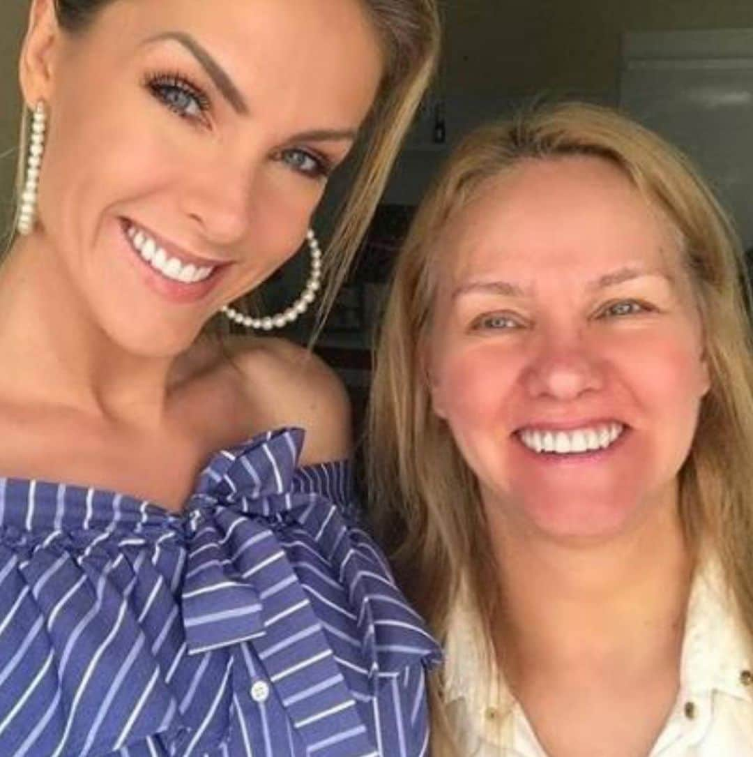 Ana Hickmannさんのインスタグラム写真 - (Ana HickmannInstagram)「Mãe!!!!! Você é a mulher mais incrível e especial do mundo!!!! Você nos preparou pra vida. Nos mostrou que temo que lutar pelos nossos sonhos. A ser honestos , cuidar da família e de que nunca é tarde para se começar uma nova história . Te amo te amo te amo!!! FELIZ DIA DA MÃES !!!!! @reniagricola」5月12日 20時33分 - ahickmann